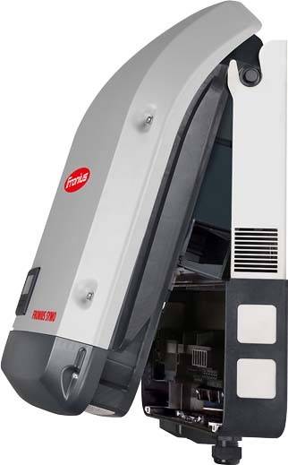 Een grijs-witte, open elektronische omvormer met zichtbare binnencomponenten en een rood bedrijfslogo aan de zijkant.