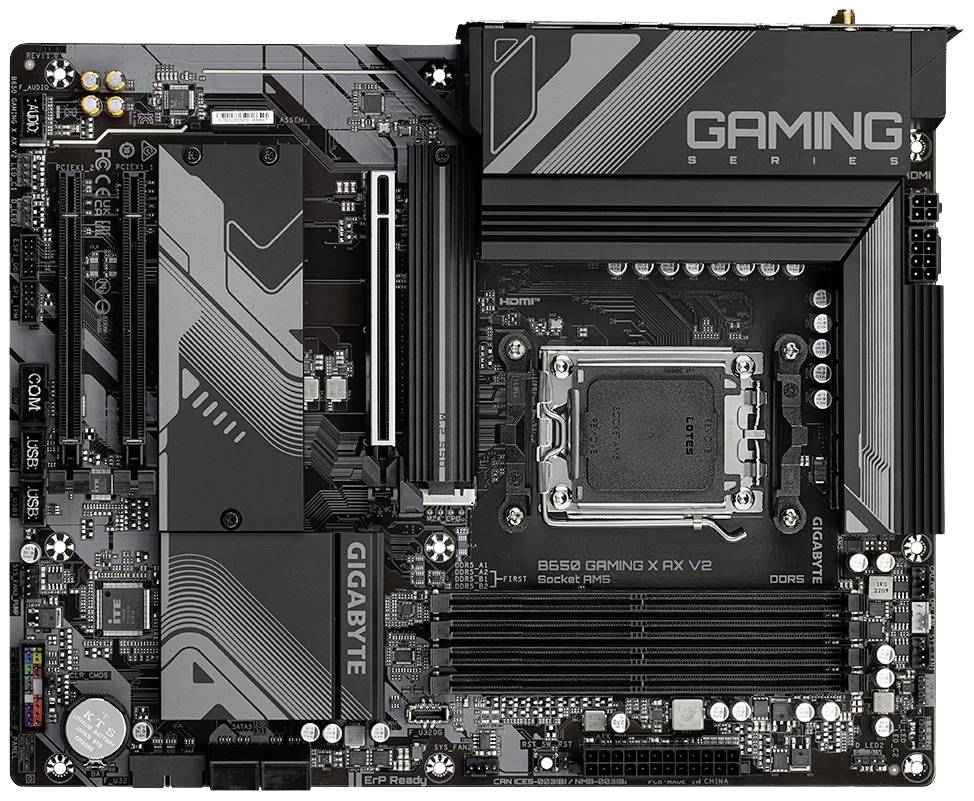 De afbeelding toont een GIGABYTE B550 Gaming moederbord, model GAMING X AX V2, met AM4-socket en vier DDR4-geheugensleuven.
