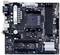 De afbeelding toont een computermoederbord met meerdere uitbreidingssleuven en aansluitingen, waaronder PCIe-slots, RAM-geheugensleuven en verschillende poorten.