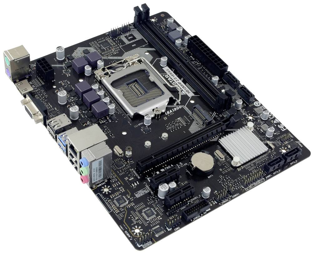 Een computermoederbord met verschillende aansluitingen, uitbreidingssleuven en een CPU-socket. Neutrale achtergrond.