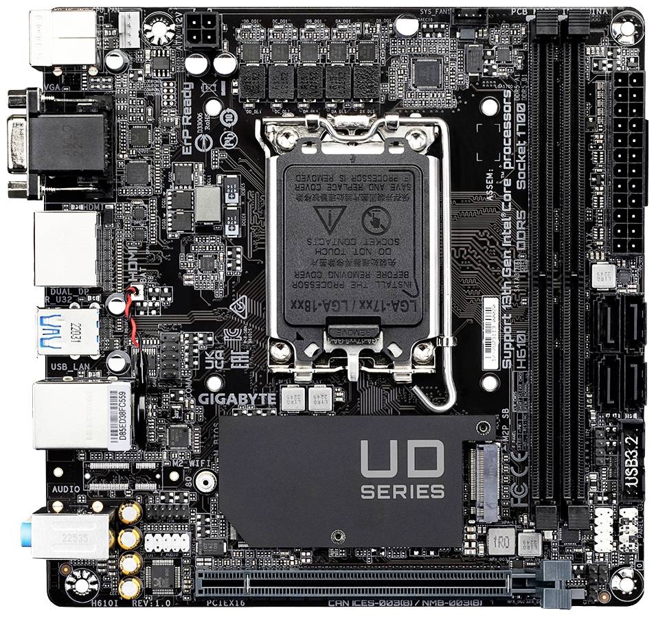 Moederbord van bovenaf gezien, toont elektronische componenten en aansluitingen voor computers. Model van de Gigabyte UD-serie.