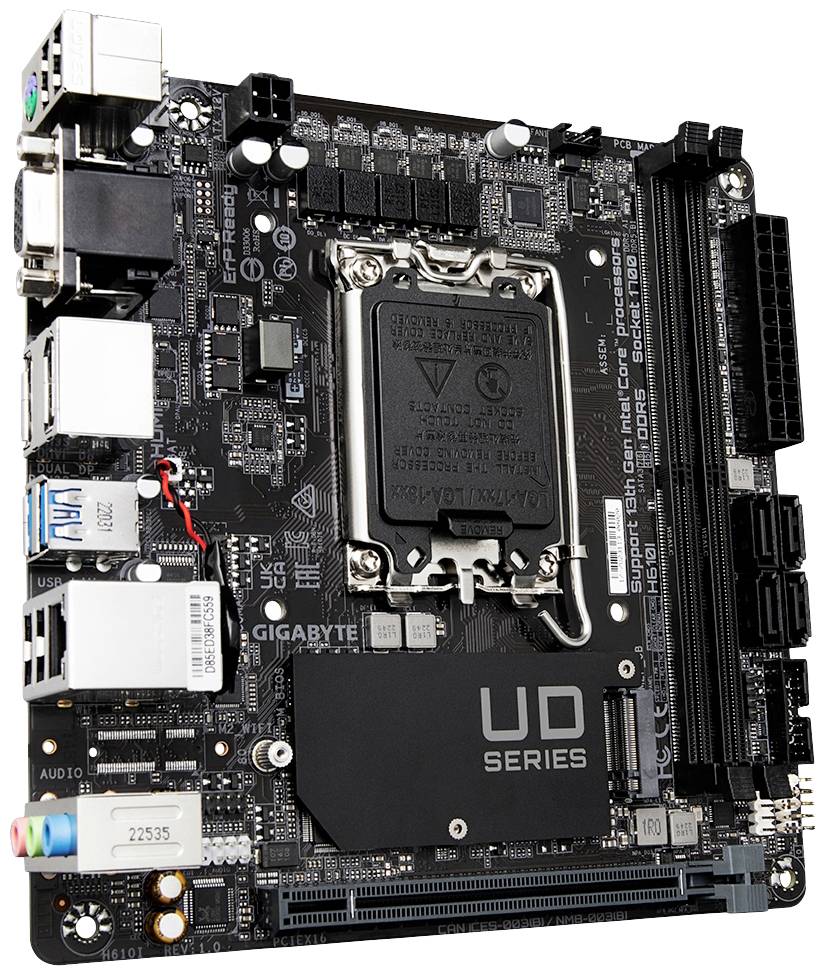 Een zwarte computer-moederbordplaat met verschillende aansluitingen, chips en de tekst 'UD Series' erop.