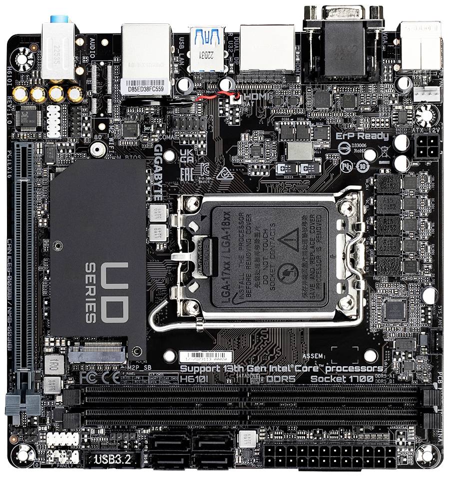Een computermoederbord met specificaties voor de 13e generatie Intel Core-processor, meerdere poorten en uitbreidingssleuven.