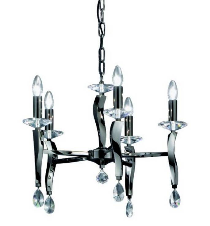 Een elegante kroonluchter met zes kaarslampjes en glinsterende kristallen hangers aan een zwart frame.