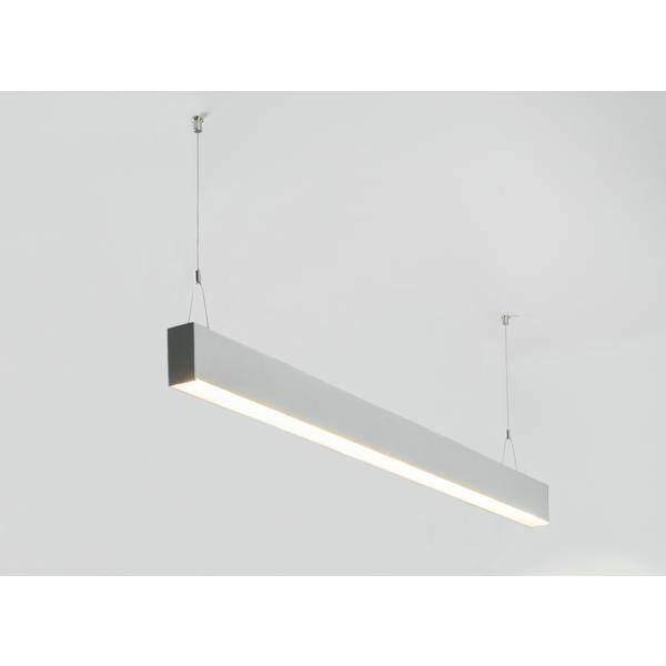 Een rechthoekige, hangende LED-plafondlamp met een strak, modern design en helder licht, in een verder lege, witte ruimte.