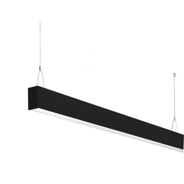 Lange, zwarte, rechthoekige hanglamp. Hangt aan twee dunne draden van het plafond, strak modern design.