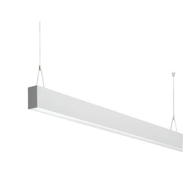 Een lange, rechthoekige plafondlamp van metaal die hangt aan twee kabels. Hij heeft een modern en minimalistisch design.