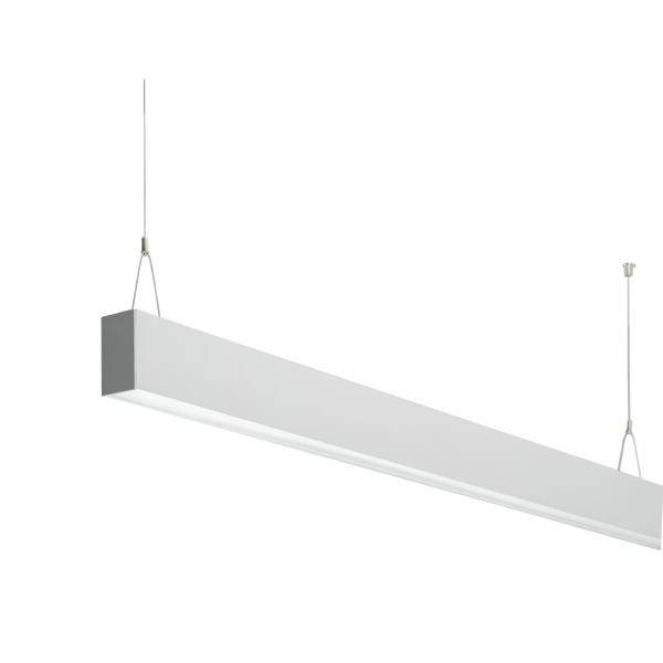 Rechthoekige witte hanglamp met twee kabels aan het plafond opgehangen. Modern design, geschikt voor werkruimtes of kantoren.
