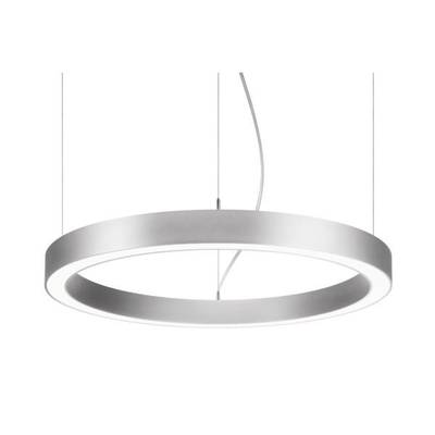 Een ronde, moderne kroonluchter in minimalistisch design, hangend aan het plafond, met LED-lichtring aan de binnenkant.