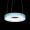 Moderne, ronde hanglamp met blauwe rand en wit licht, opgehangen aan drie kabels.