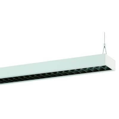 Rechthoekige, witte plafondlamp met rechthoekige uitsparingen, hangend aan twee kabels van het plafond.