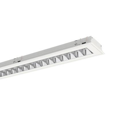 Een rechthoekige plafondlamp met een lang, smal ontwerp en reflecterende elementen voor een gelijkmatige lichtverspreiding.