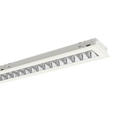 Een lineair LED-plafondlicht met rechthoekige vorm en zilveren reflector, ontwikkeld voor gelijkmatige verlichting in binnenruimtes.