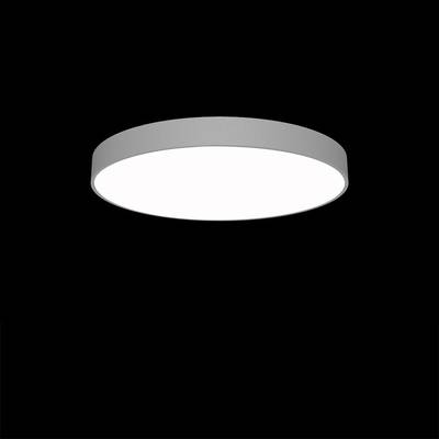 Ronde, moderne plafondlamp verlicht met wit licht. Achtergrond is zwart, waardoor de lamp centraal staat.