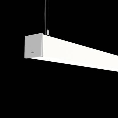 Hanglamp met een slanke, rechthoekige vormgeving in het wit, opgehangen aan een kabel, tegen een zwarte achtergrond.