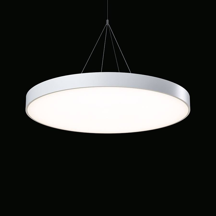Grote, ronde hanglamp met wit, zacht stralend licht in modern design, hangt aan dunne kabels van het plafond.