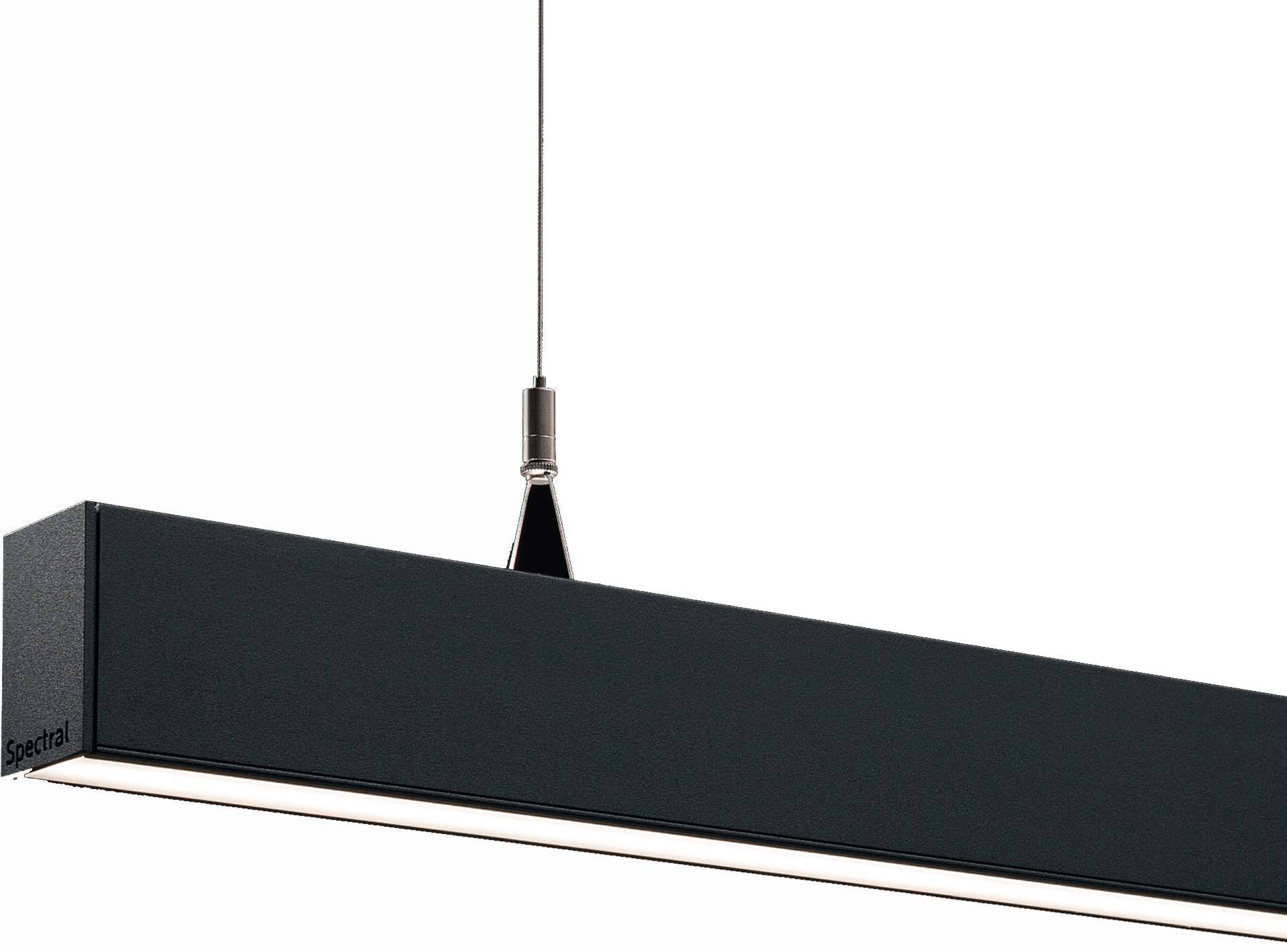 Een moderne, rechthoekige plafondlamp met een zwart frame hangt aan een draad en geeft helder licht.
