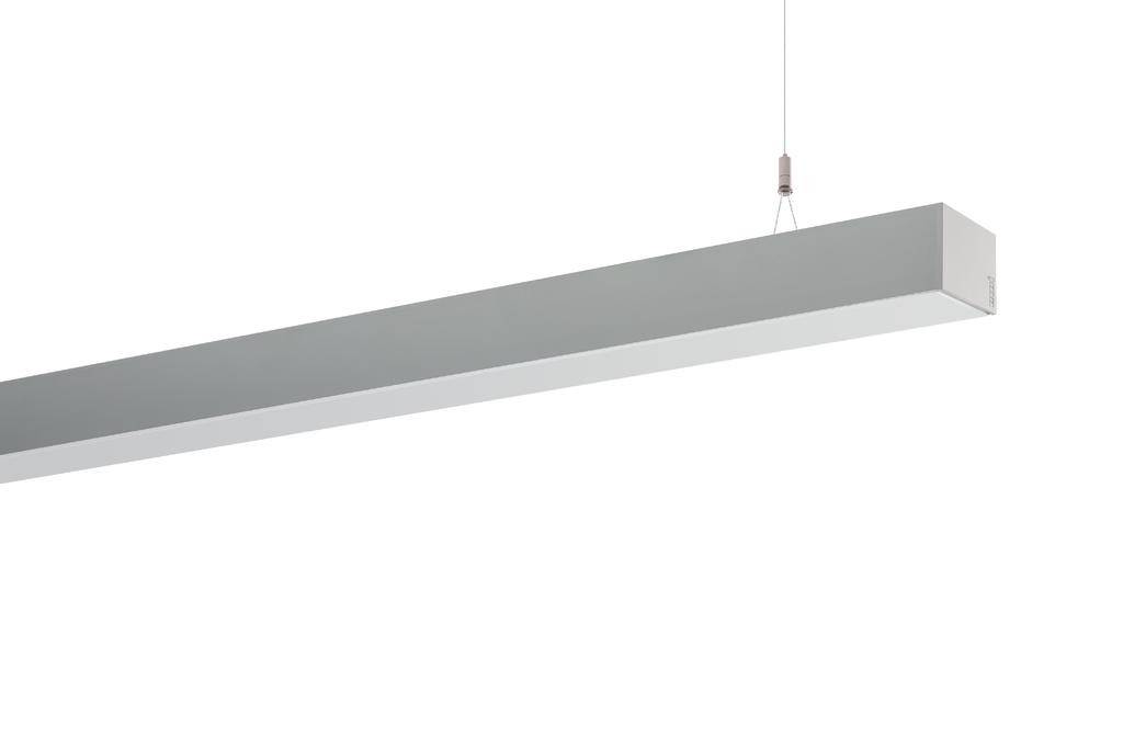 Een eenvoudige, langwerpige plafondlamp in modern design, hangend aan een draadkabel, tegen een witte achtergrond.
