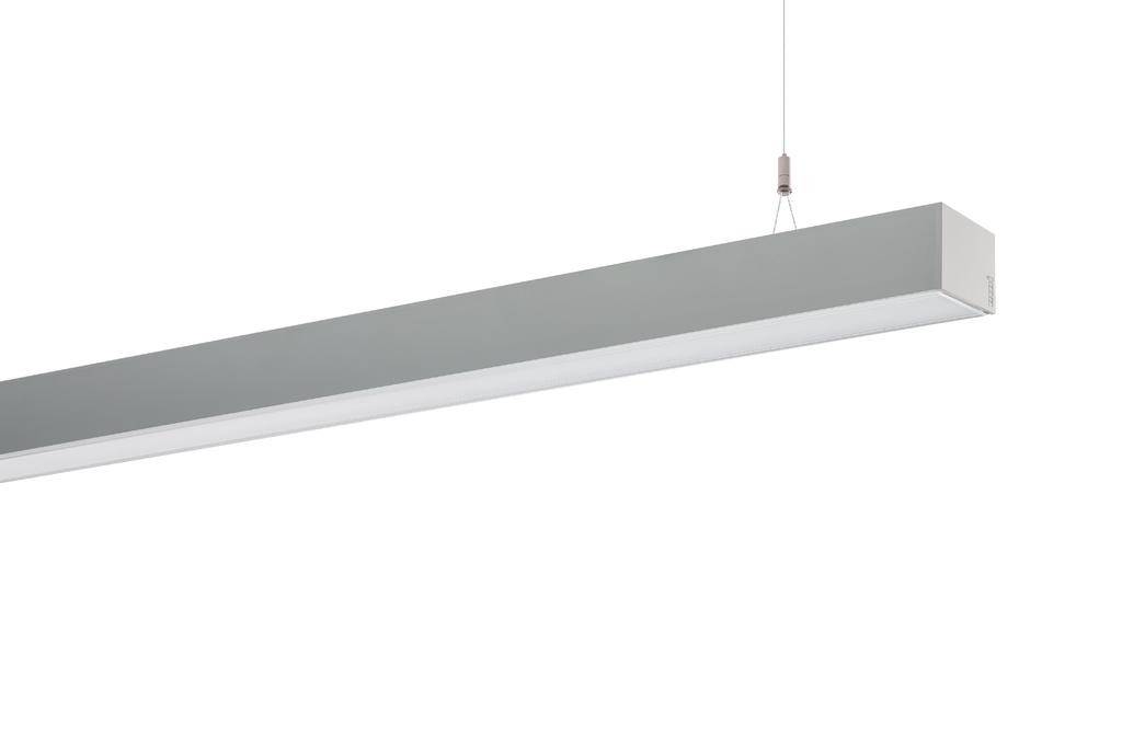 Een moderne, rechthoekige hanglamp in zilver, hangt aan een dun kabel voor een witte achtergrond.