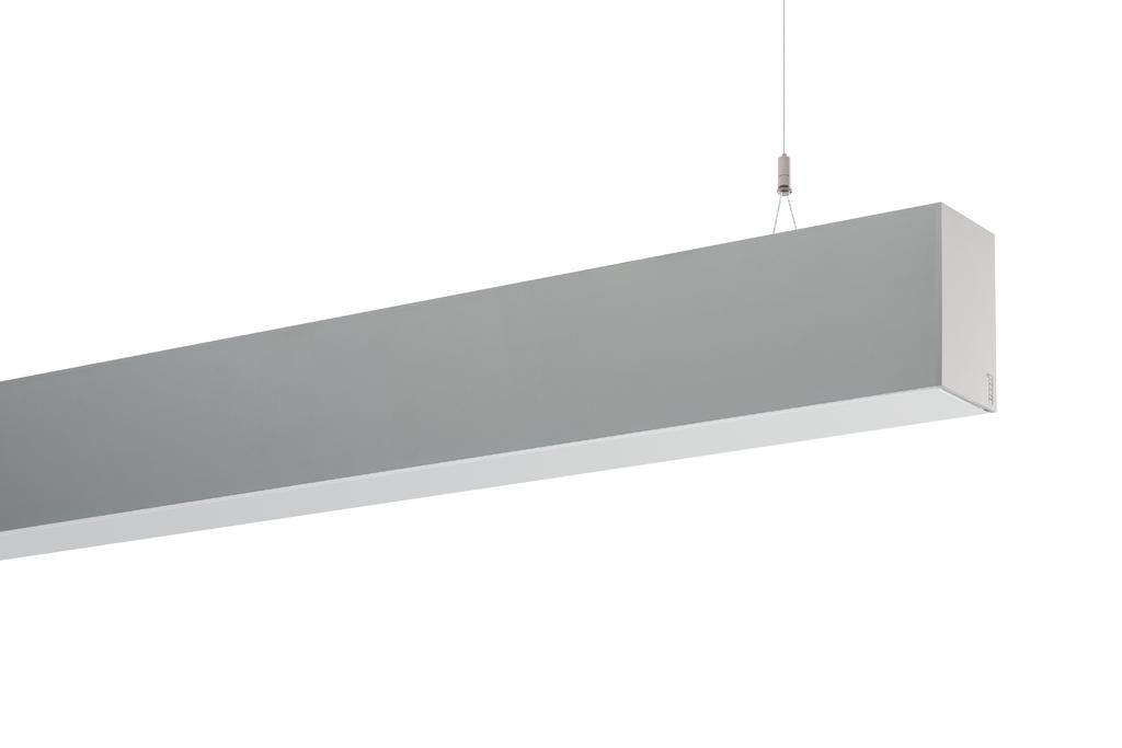 Grijze, rechthoekige hanglamp met een strak design, hangend aan een dun snoer van het plafond. Minimalistische lichtarmatuur.