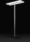 Staande lamp met modern, rechthoekig verlichtingspaneel, slanke metalen stang en stabiele voet, ideaal voor kantoren of thuis.