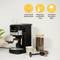 Espressomachine met verwijderbare filterhouder, gevulde koffiekop en koffiepoeder ernaast. Pictogrammen tonen functies zoals druk en kopjesverwarmer.