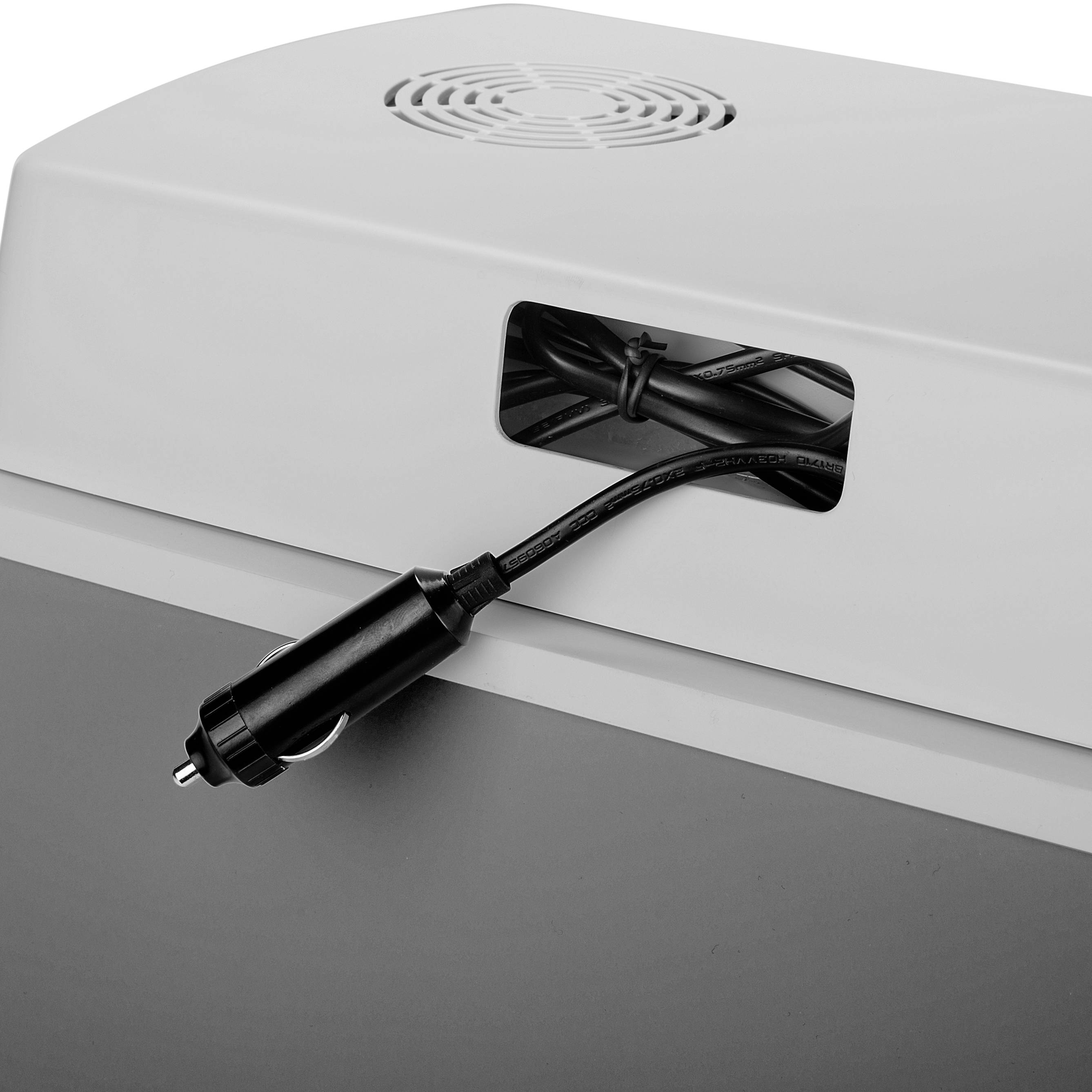 Een kabel met een autoadapteraansluiting steekt uit een rechthoekig apparaat. Bovenaan zijn ventilatiesleuven zichtbaar.