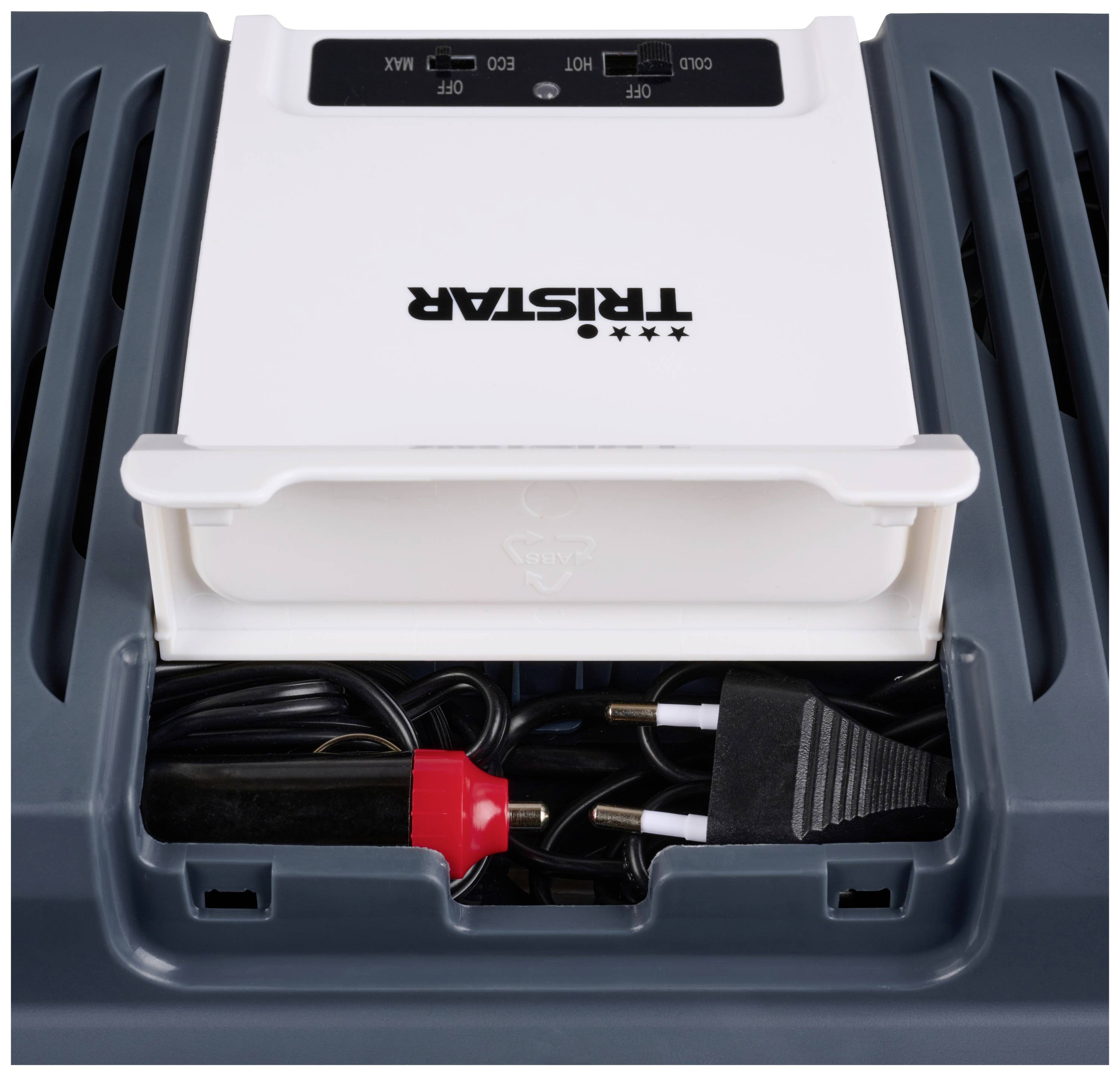 'Tristar' apparaat met open vak toont netvoedingskabel en autoadapter aan de binnenkant. Donkergrijs behuizing met gedetailleerde labelaanduiding.