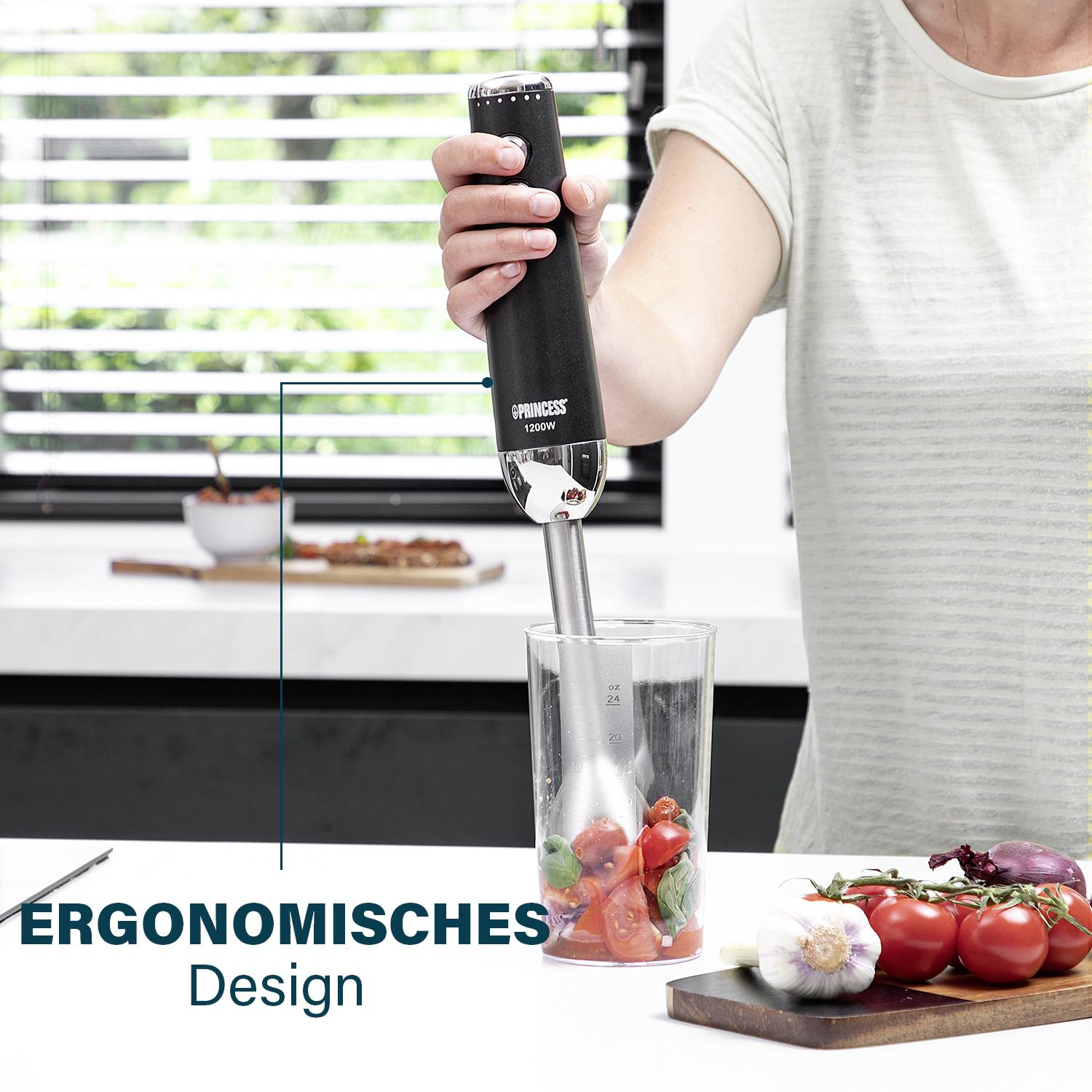 Een persoon gebruikt een staafmixer om een mengsel van tomaten en kruiden in een glas te pureren. Tekst: 'Ergonomisch design'.