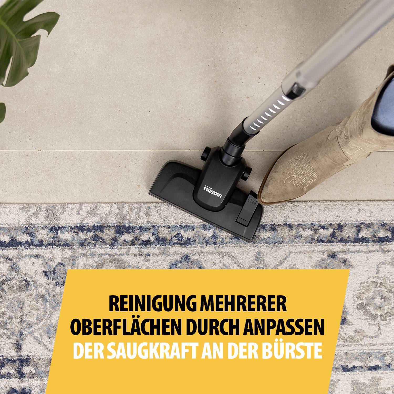 Stofzuigerborstel reinigt lichte vloerbedekking naast bruine laars. Tekst beschrijft aanpassing van zuigkracht voor verschillende oppervlakken.