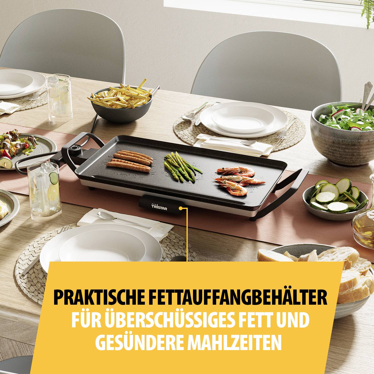 Familietafel met grillplaat en eten: Groenten, salades, chips. Tekst: 'Praktische vetopvangbak voor gezondere maaltijden'.
