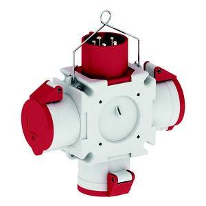 Een dripolige elektrische verdeler in het wit en rood, met een handgreep bovenaan en meerdere stopcontacten. Geschikt voor industriële toepassingen.