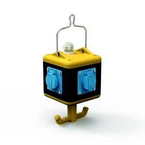 Een gele, kubische verdeler met blauwe stopcontacten en een haak aan de onderkant. Wordt gebruikt voor elektrische aansluitingen.