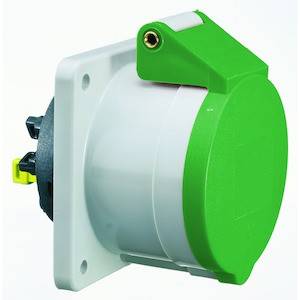 Witte wandcontactdoos met groene afdekplaat en beschermklep.