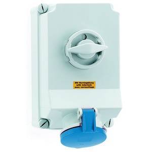 Een witte elektrische stopcontact met een blauwe geaarde stekker, gemonteerd aan een witte muur.