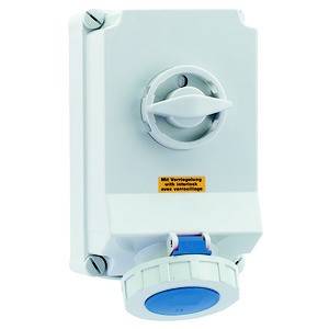 Een witte elektrische draaiknop met blauwe aansluiting in een rechthoekige behuizing, aan de muur gemonteerd, met verdeeldoos.
