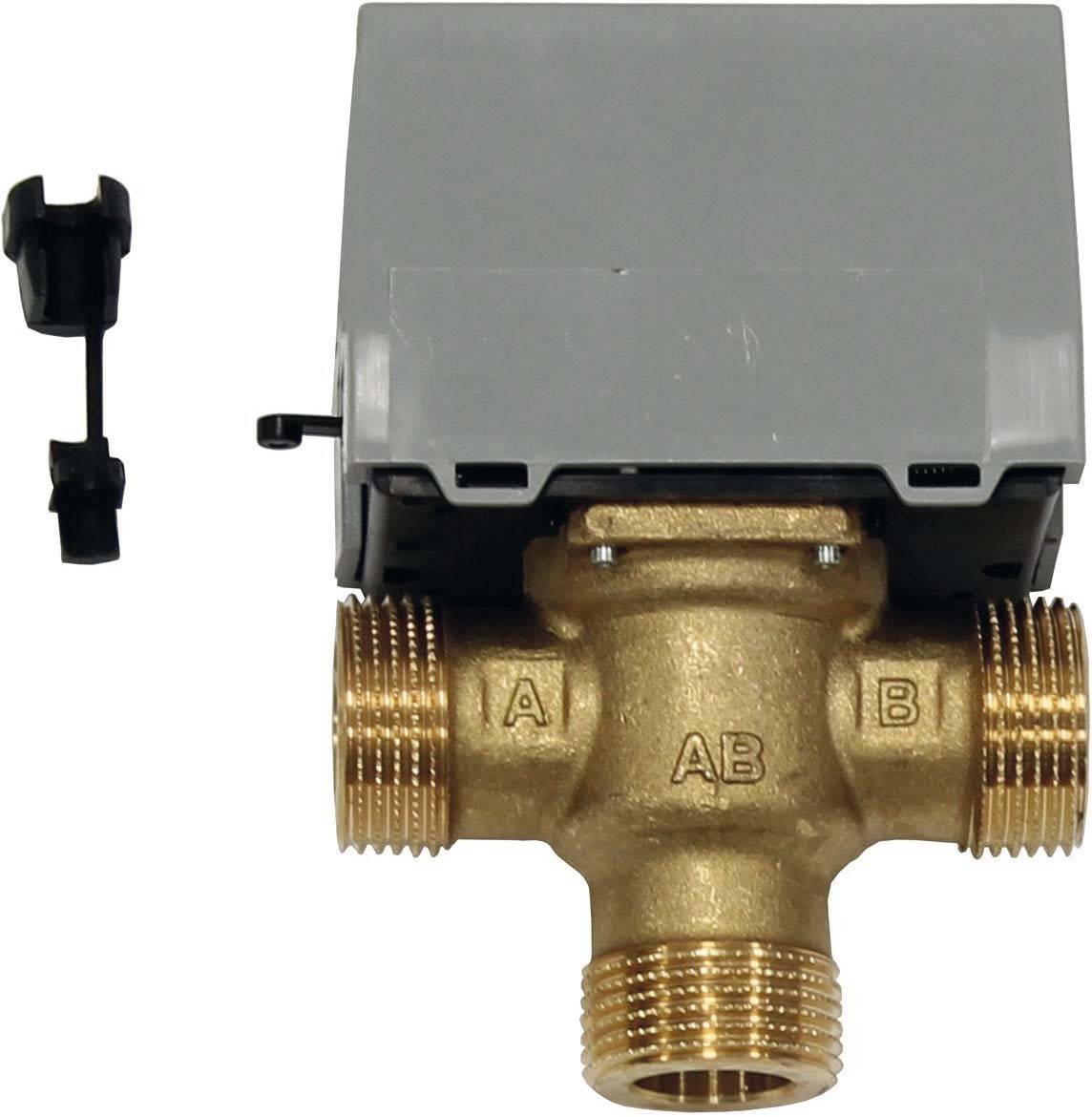 Een messing ventiel met drie aansluitdraden, gemarkeerd met 'A', 'B' en 'AB'. Bovenop bevindt zich een elektrische aandrijving.