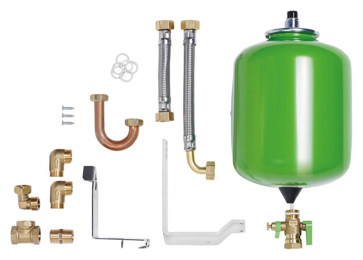 Een groen expansievat met toebehoren: slangen, hoekafsluiters, bevestiging en afdichtingen, voor verwarmings- of watersystemen.