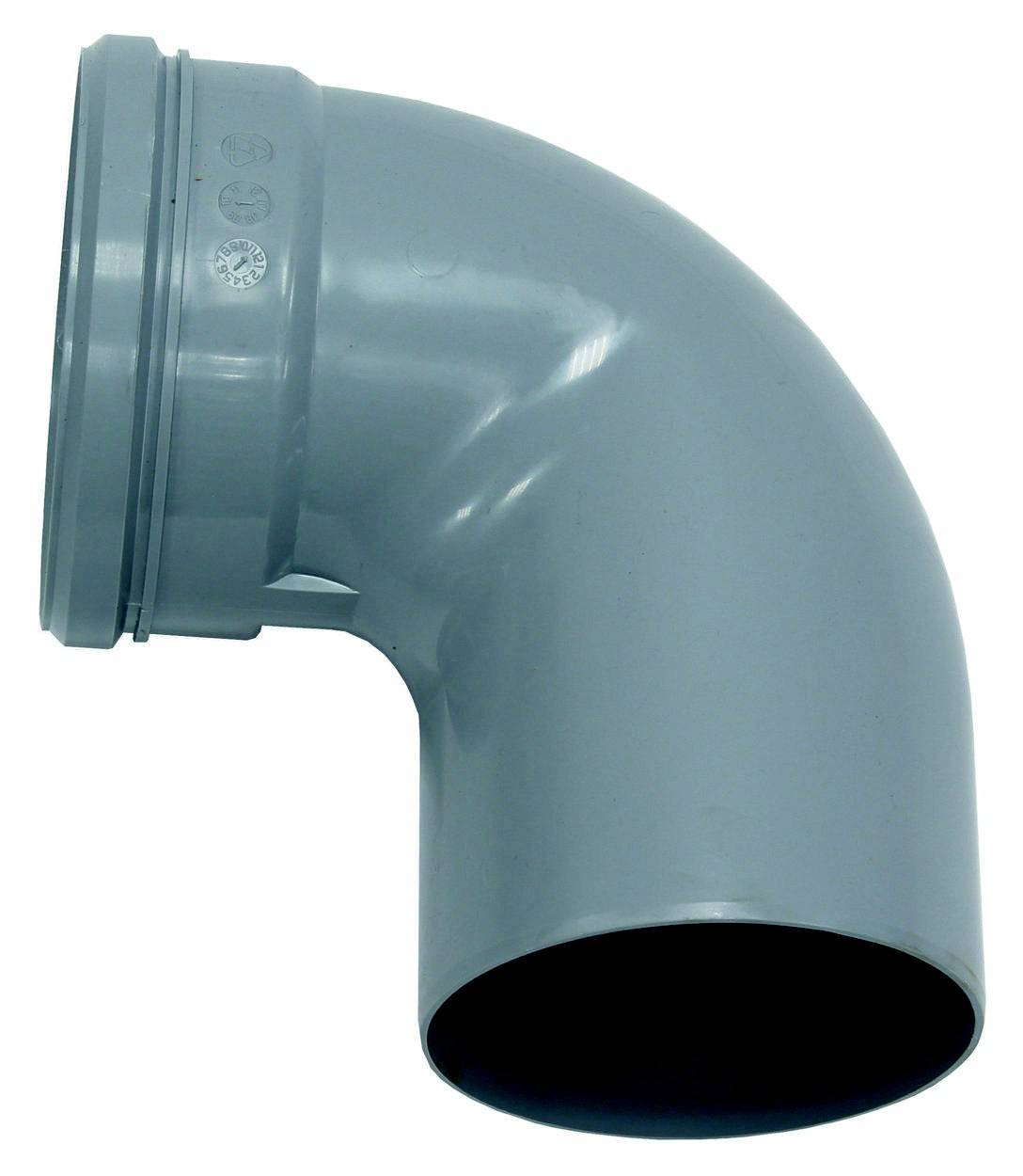 Grijze PVC-bochtstuk, ongeveer 90 graden, gladde oppervlakte, doet denken aan loodgietersmaterialen. Wordt vaak gebruikt voor afvoer- en ventilatiepijpen.