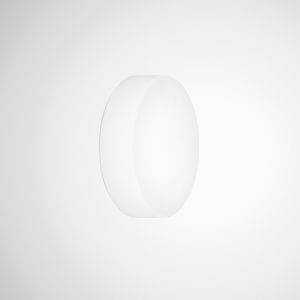 Een eenvoudige, ronde, witte wandlamp schijnt op een neutrale achtergrond.