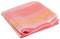 Roze plastic vuilniszakken in een stapel, met gele recycling-symbolen en opschriften, neergelegd op een witte ondergrond.
