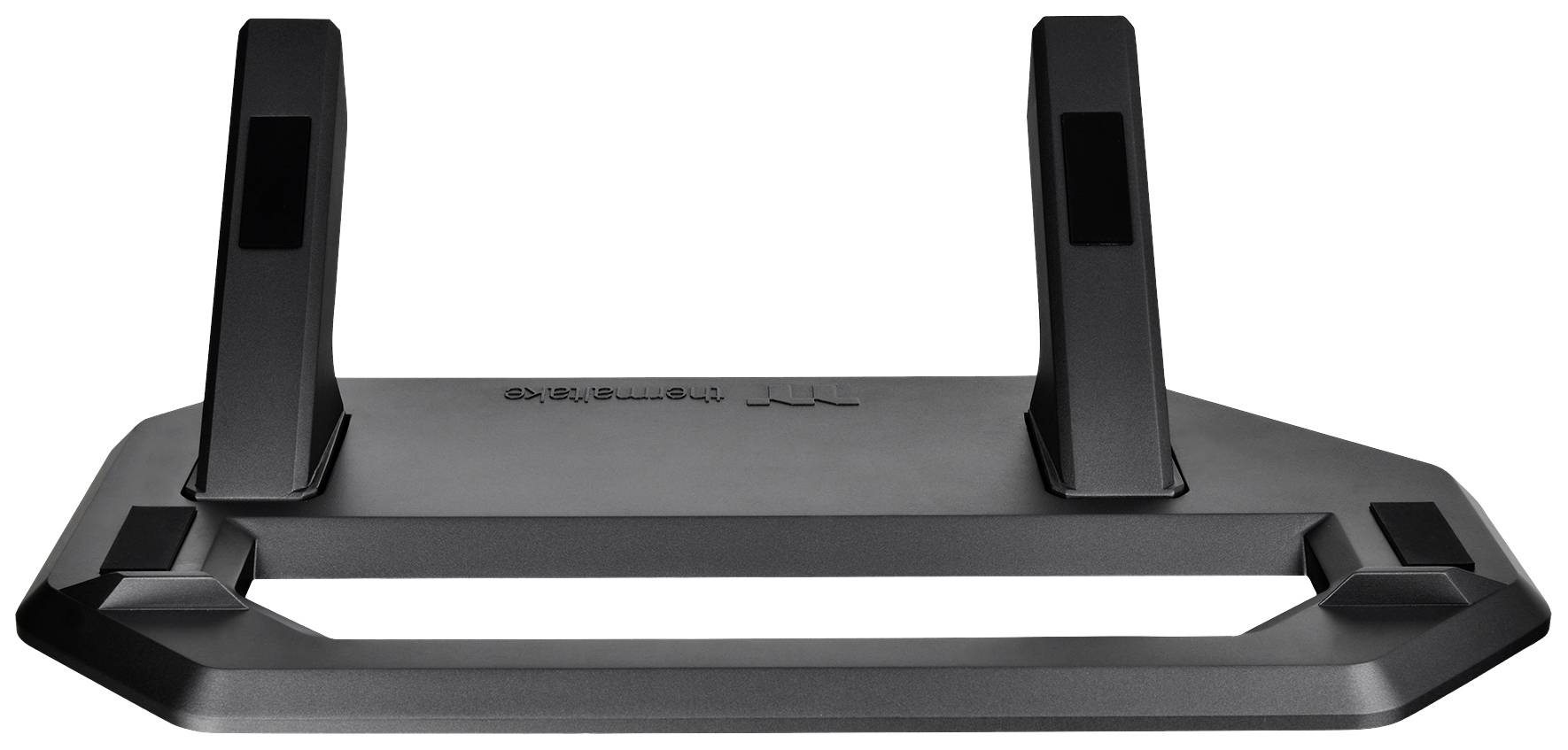 Een zwarte steun of beugel met twee verticale armen op een rechthoekige voet.