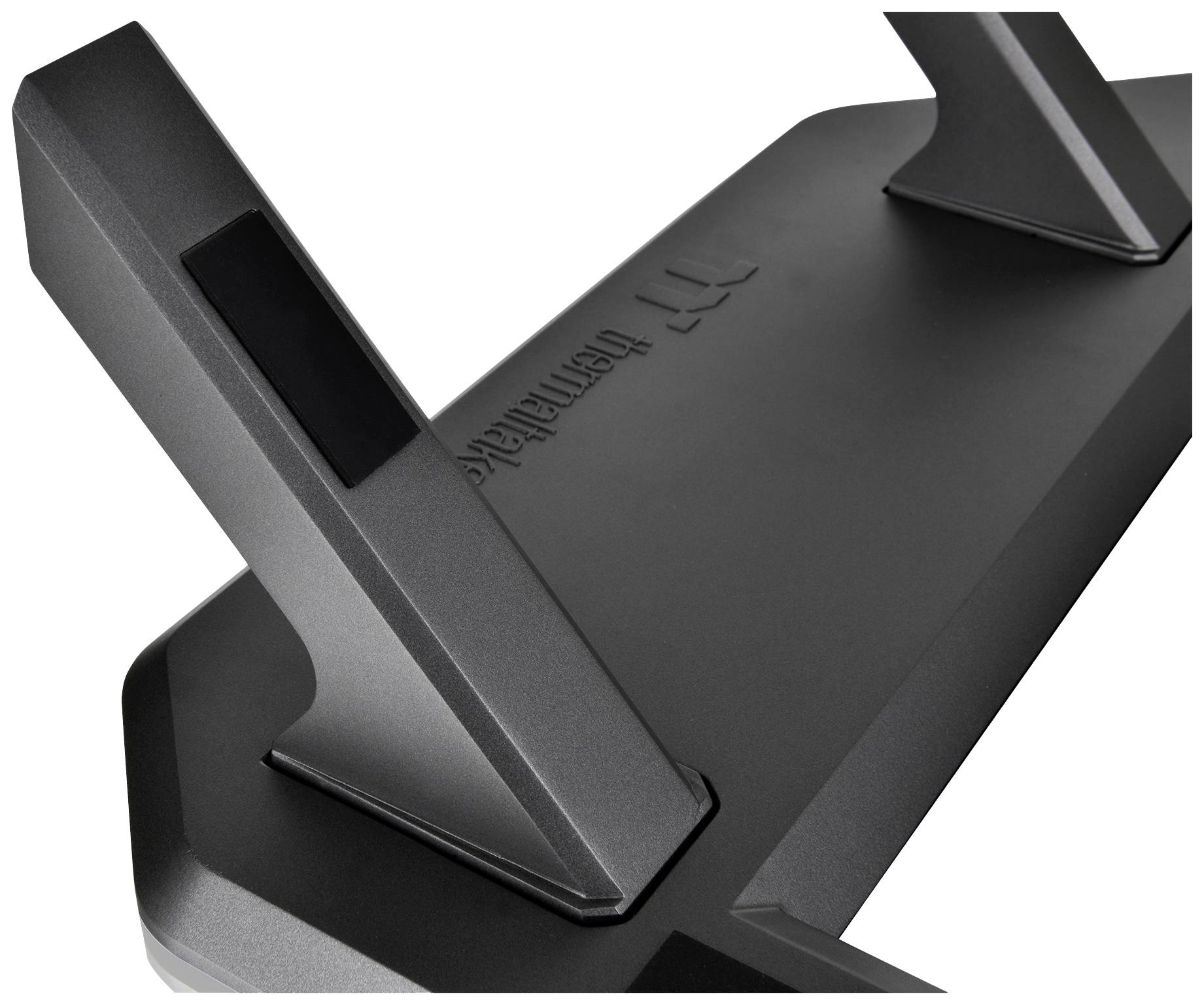 Een zwarte standaard met twee schuine beugels en het ingedrukte woord 'BenchMade'.