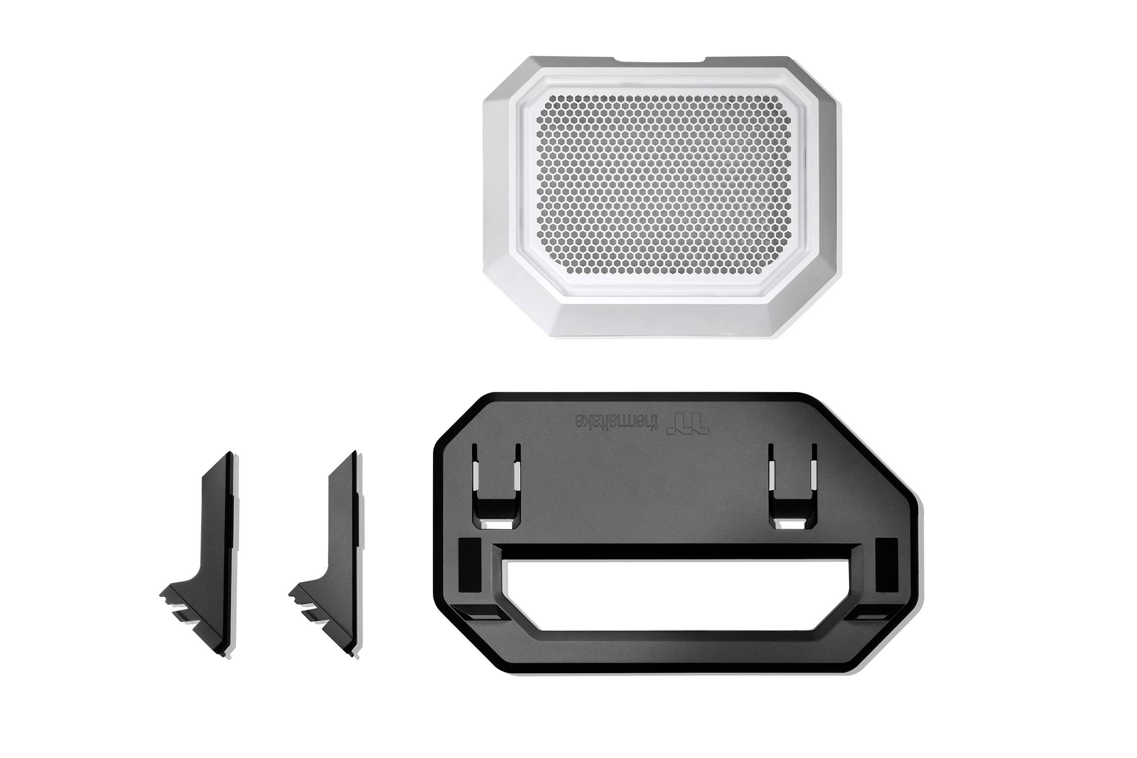 Witte, zeshoekige luidsprekerkap bovenaan, daaronder een zwarte rechthoekige behuizing, links daarnaast twee zwarte steunen.
