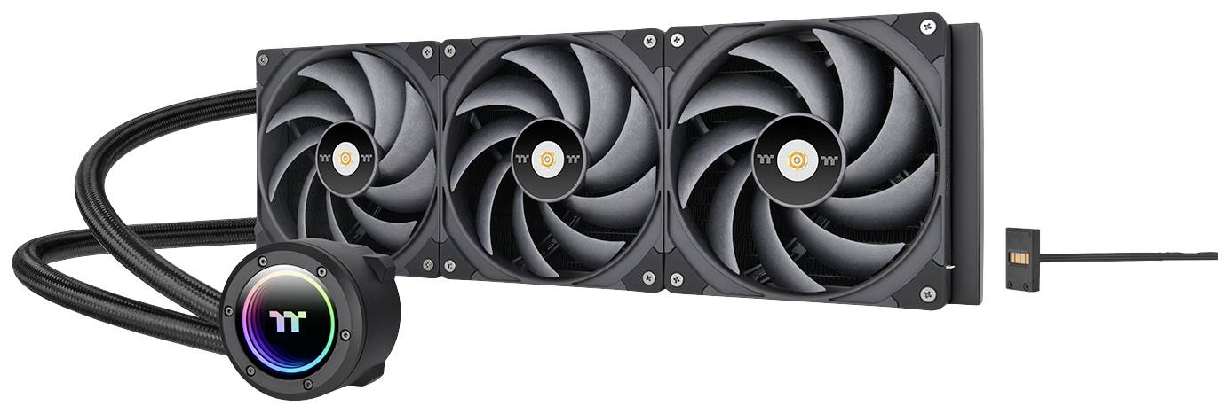 'Drievoudige pc-waterkoeler met RGB-verlichte pomp, drie ventilatoren en zwart slangsysteem.'