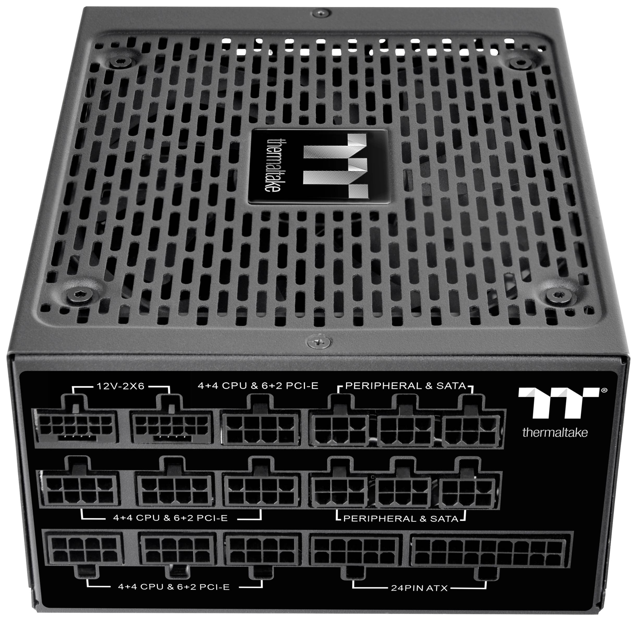 Zwart Thermaltake voedingsapparaat met meerdere aansluitingen voor CPU, PCI-E, Perifere en SATA kabels. Bovenaan een ventilatierooster.