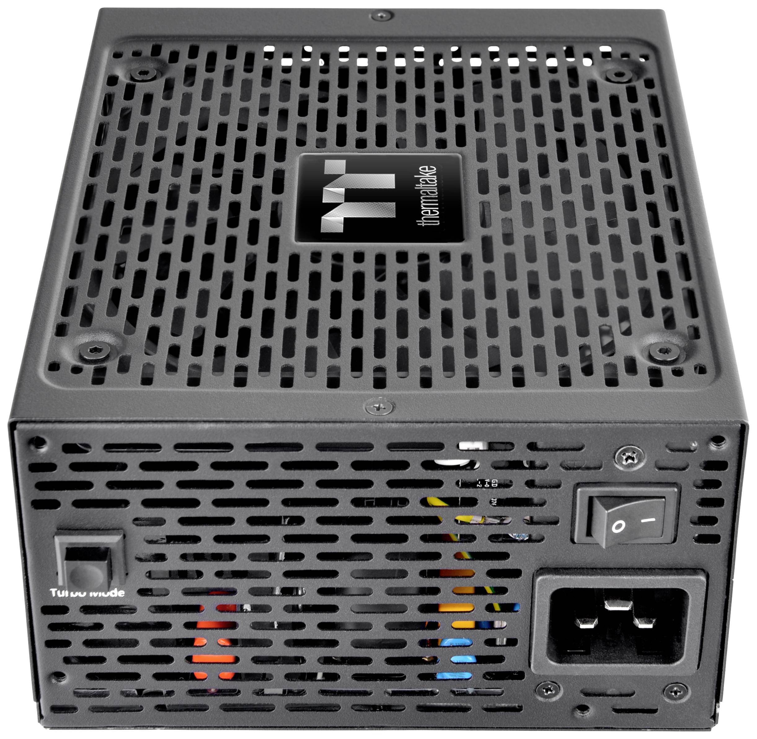Een zwarte computer-voedingseenheid met een ventilatorrooster bovenaan en een aan-/uitschakelaar evenals een stroomaansluiting aan de zijkant.