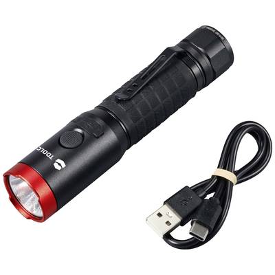 Zwarte zaklamp met rode rand en USB-C-oplaadkabel. Energiezuinig en compact, ideaal voor buitenavonturen.