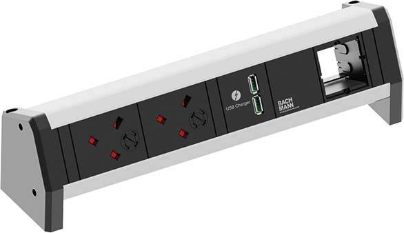 Zwarte stekkerdoos met twee stopcontacten en twee USB-poorten, gemonteerd op een schuin, wit behuizing.