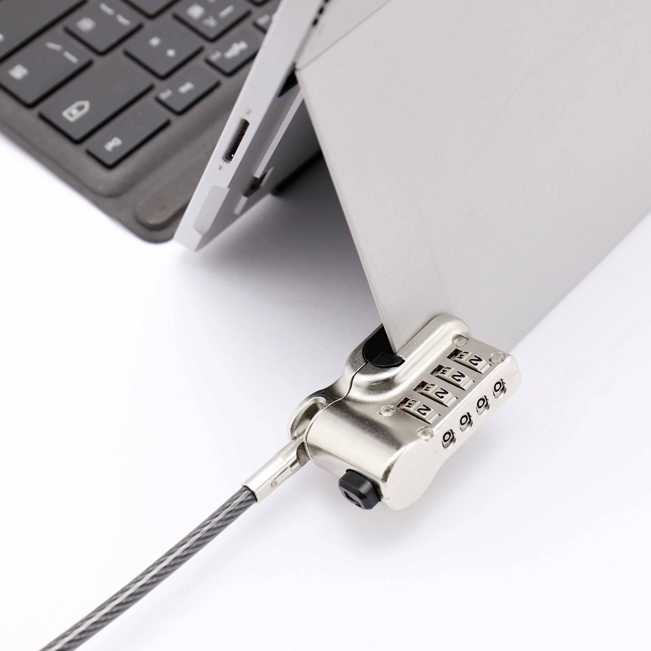 Een laptop is beveiligd met een cijferslot. Het kabel van het slot is aan het apparaat bevestigd om diefstal te voorkomen.